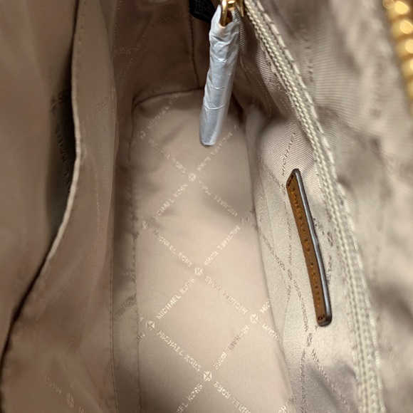 ✅NWT Michael Kors Cindy Dome Crossbody - Picture 4 of 8